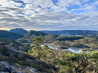 Utsikt mot Yrkjesvatnet, Kvassåsen og Borgøy.