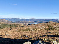Utsikt østover mot Grindafjorden og Skjoldafjorden. Fra venstre ser vi Døldarheia, Storefjellnibba og Lammanuten.