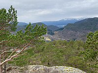 Utsikt vestover fra den vestlige toppen. Vi ser Hamra og Grytenuten i bakgrunnen.