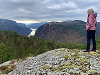 Utsikt mot Tyssefjorden fra den vestlige toppen. Til venstre Skipet og til høyre Skute. Gunlanuten sør for Tyssefjorden.