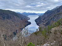 Litt nord for toppen ser vi Lovrafjorden og Rødsliane.