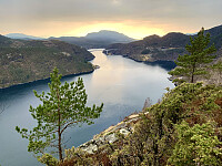 Utsikt mot Sandsfjorden med Tveitaråheia i horisonten.
