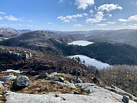 Utsikt mot sørøst. Vi ser Stokkavatnet og Ljosvatnet. Gjengningheia karakteristisk bak til venstre i horisonten.