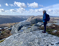 Topp-punktet noen meter sørøst for varden. Midt i bildet ser vi Kolestrondbukta og Sellfjellet.