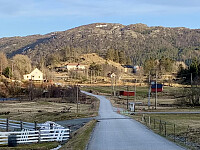 Utsikt fra tunnelåpningen mot Mydland og Robergsknuden i sørøst.