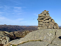 Til venstre for varden ser vi Gjengningheia og Gullbergknuden.