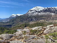 Utsikt vestover mot Akslandsnuten og Sellandsnuten. Husene på Selland sees helt til høyre i bildet.