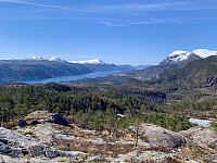 Utsikt mot Vindafjorden.  Fra venstre ser vi Røssenuten, Fjetlandsnuten, Grytenuten og Akslandsnuten.