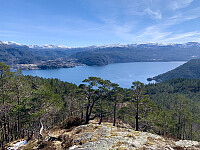 Utsikt mot Sandsfjorden medSand og Ropeid på hver sin side av fjorden.