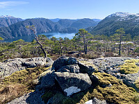 Utsikt fra Tjørnaråsen mot Sandsfjorden. Vi ser Rødsnuten, Fuglanuten, Hamborgnuten og Ressfjellet.