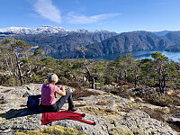 Utsikt fra Nonshaug mot Sandsfjorden. Moltenuten, Rødsnuten og Ressfjellet i bakgrunnen.