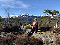 Toppen av Nonshaug markert med et par steiner og trig-punkt. Sellandsnuten i bakgrunnen.