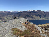 Toppområdet med varde og trig-punkt. Lysenuten i bakgrunnen.