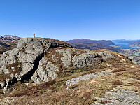 Toppen med Ølsfjorden bak til høyre.