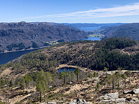 Utsikt mot Hovsvatnet og Lundevatnet fra varden.