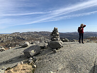 Toppen av Breidalsheia med Voreknuden og vindmøller i bakgrunnen.