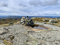 Siktevarden med toppvarden i bakgrunnen. Frøytlandsveten til venstre.