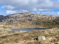 Bergan sett fra nord med Stora Myrvatn foran.
