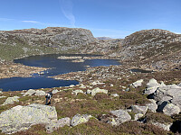 På vei mot Steinfjellet ser vi tilbake mot Holmatjørna med Holmaknuten til venstre og Holheia til høyre.