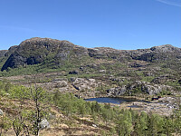 Fra oppstigningen mot Kuhaugen. Vi ser Hardhausen til venstre og Sundmorkvatn turisthytte til høyre.