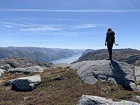 Fra toppen ser vi utover Lysefjorden mot sørvest. Neverdalsfjellet er synlig på nordsida av fjorden. Vi ser toppen av Bratteliknuten til høyre og Tyllebakknuten helt til ventre i bildet.