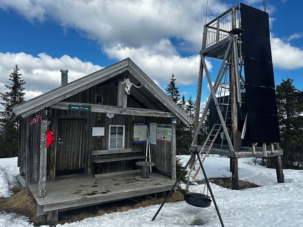 Hytta og tårnet på toppen