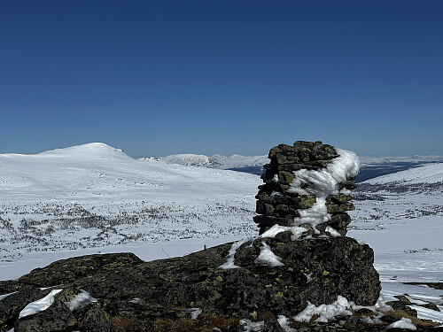 Toppvarden. Heidalsmuen i sikte, og Rondane i bak der. 