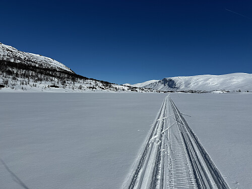 Langt over Øvre Heimdalsvatnet, med målet i sikte