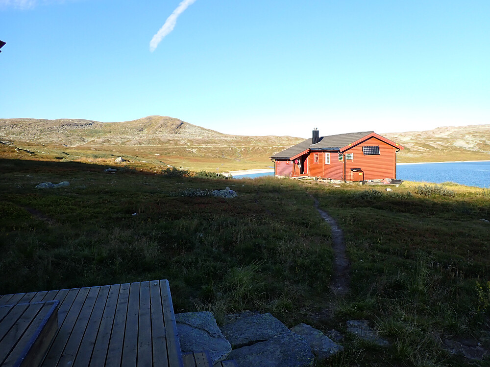 Bjøllåvasshytta med steintinden i bakgrunnen