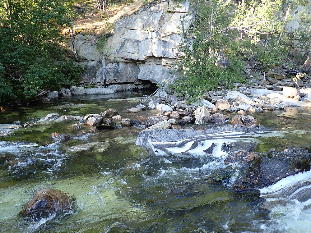 Elva som kommer ut av fjellet rett ved Jordbruhytta