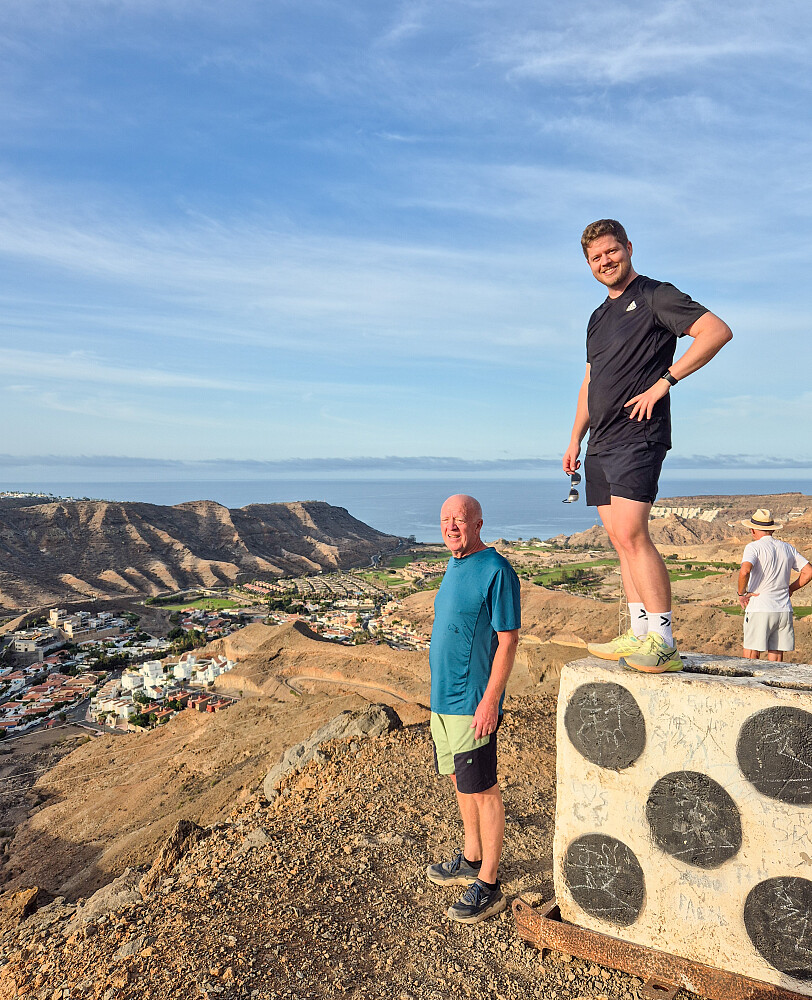 Far og bror på Tauros berømte landemerke - Terningen.
