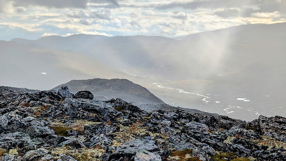 På vei oppover og tilbakeblikk ned dalen 