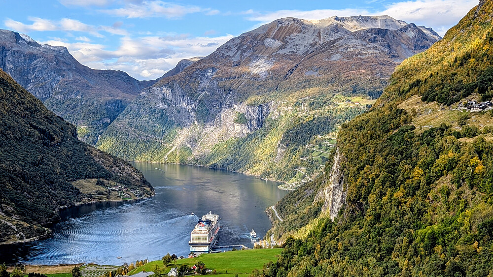 Geiranger...og Eidshornet ruvende i bakgrunnen 