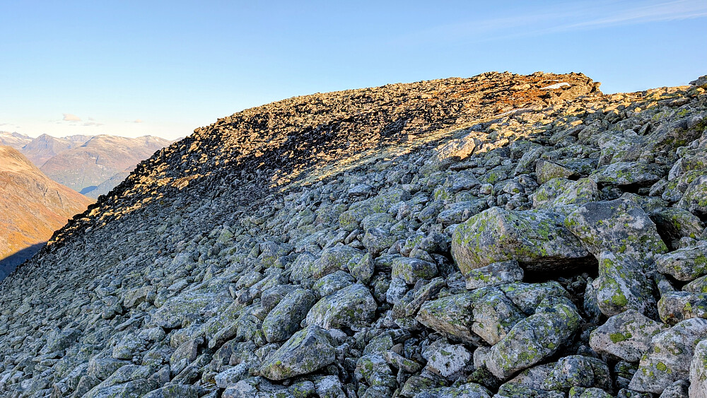 Endelig er ura slakere og straks oppe på ryggen som går til høyre