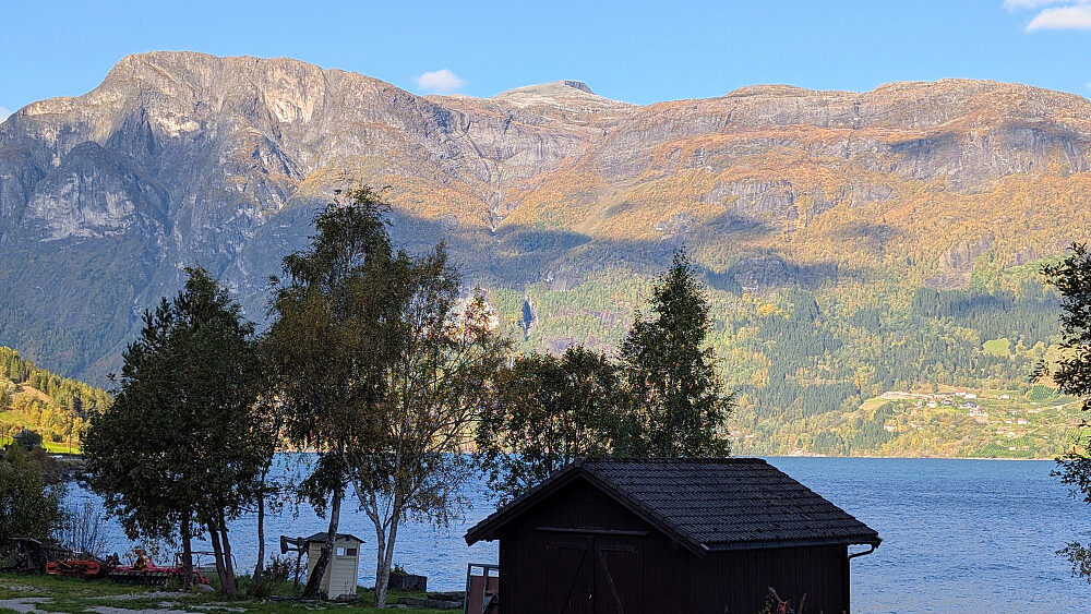Fedalsnibba sett fra Oppstrynsvatnet 