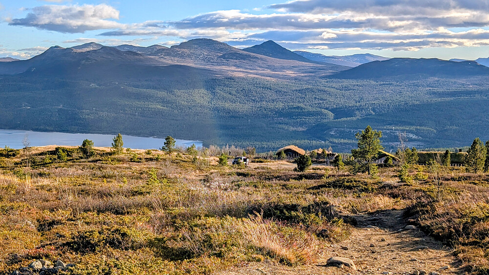 Holslåsætrin P plass midt i bilde