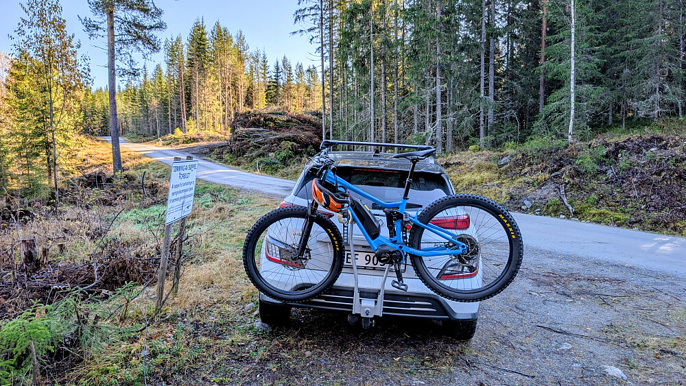 Veien mot toppen går inn til høyre 50 m rett foran bilen. 