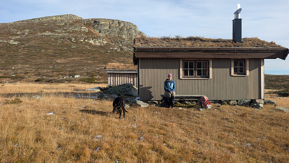 Den lille flotte hytta rett under fjellmassivet