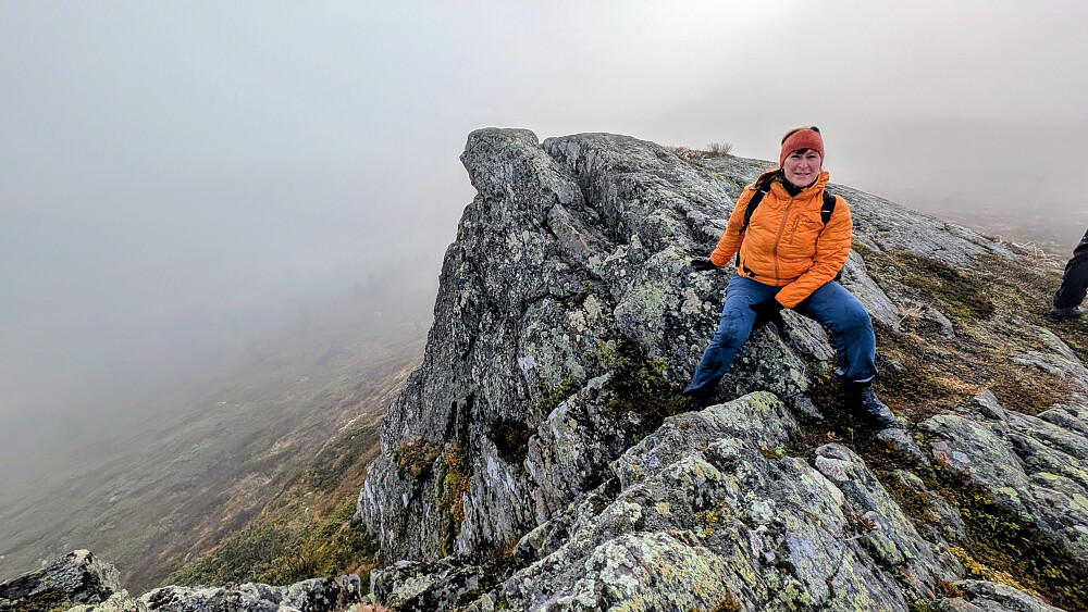 Tyske Elke har høydeskrekk og omgikk dette cruxet. Sitter her og er litt redd...fokusert..
..