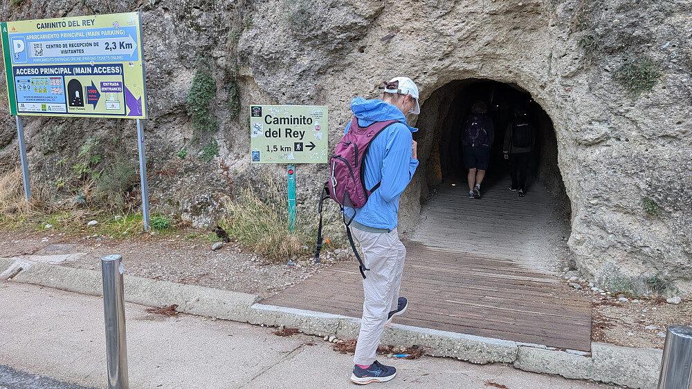 Starten går rett inn i en lang tunnel 