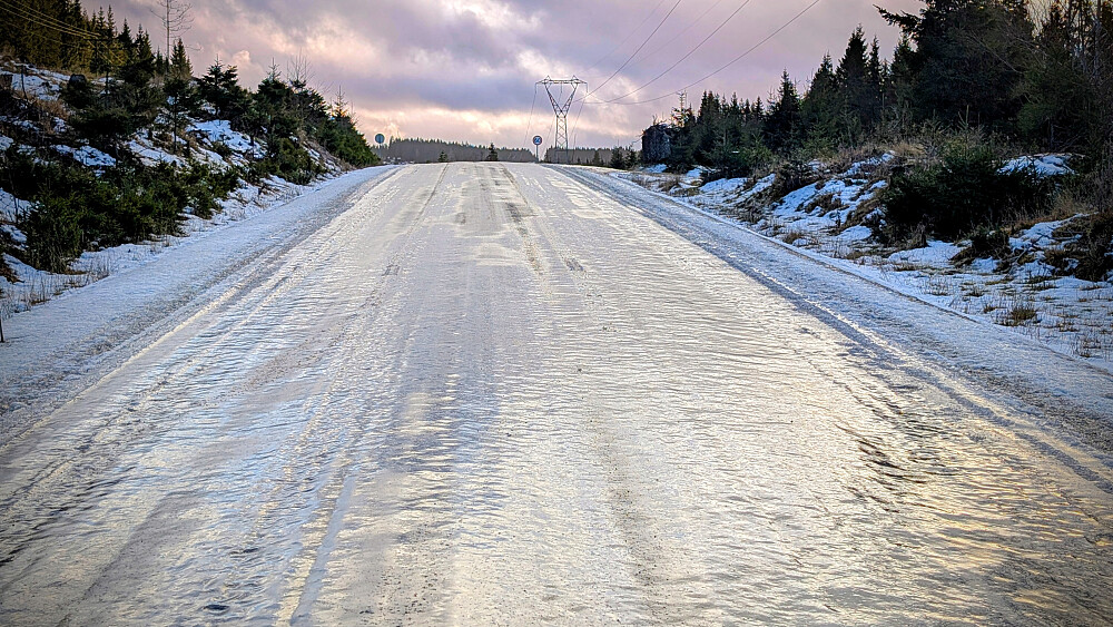 Svært glatte og skumle kjøreforhold innover mot Torsætra. Ingen strøing i løpet av min tur der oppe...