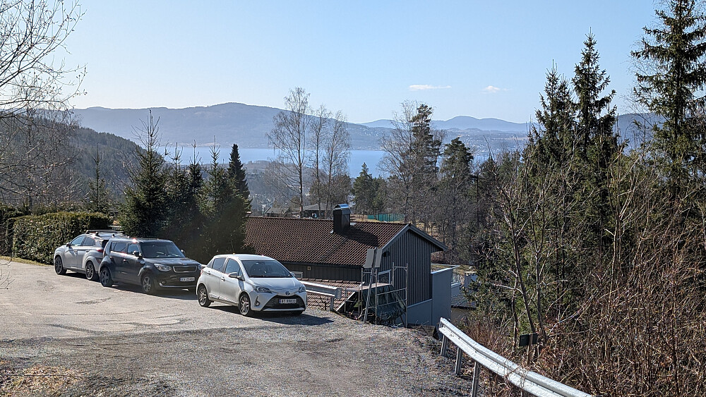 Parkeringen øverst i boligfeltet