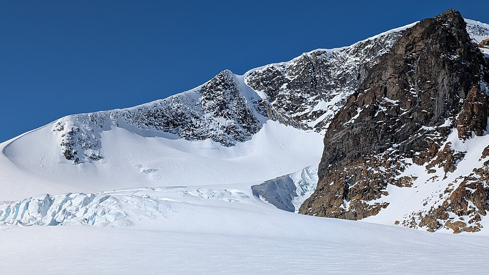 Opp mot Leirhøe og vi ser Veobreahesten til høyres 