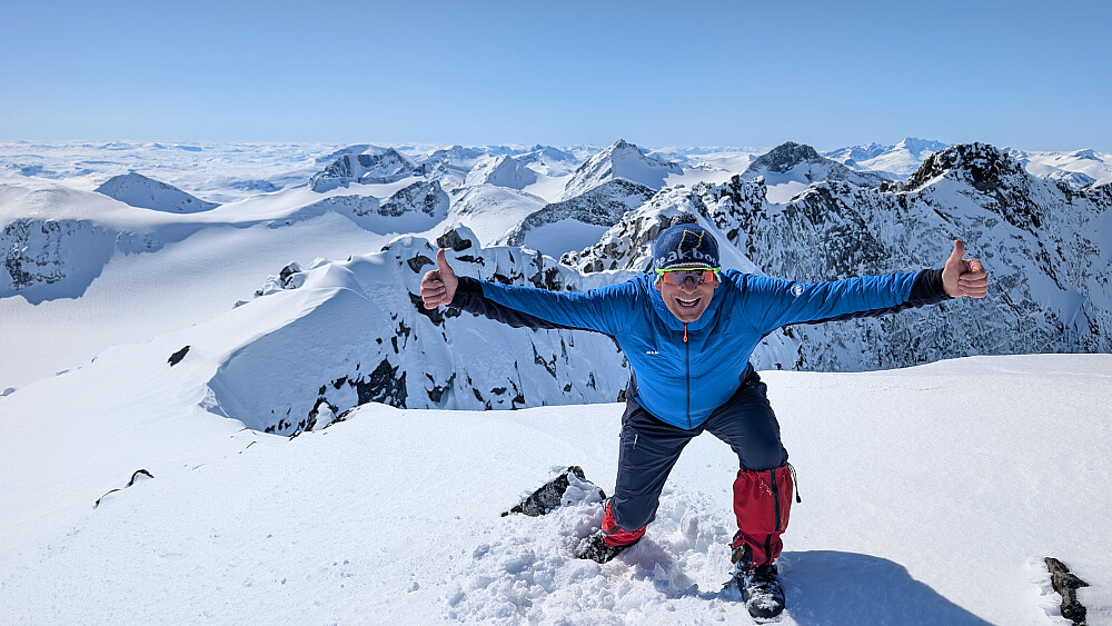 På toppen av Store Memurutind. Vindstille, varmt og utsikt så det holder