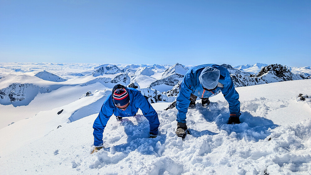 Morten og Øyvind med "pushups" på toppen 