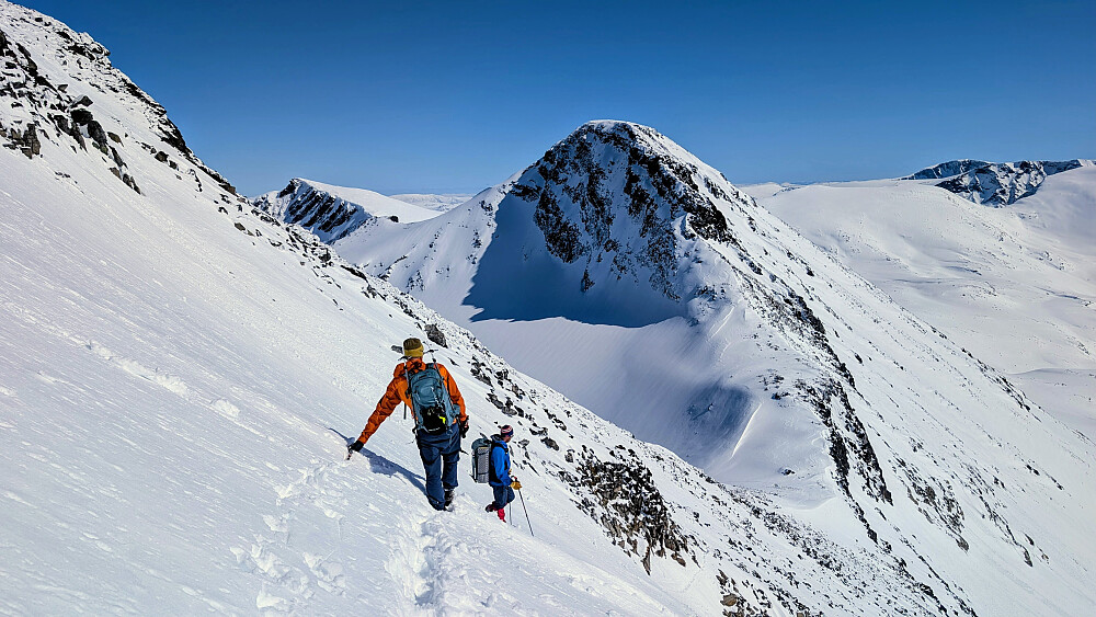 Bratt ned mot Memuruskardet. Ferdig med det bratteste