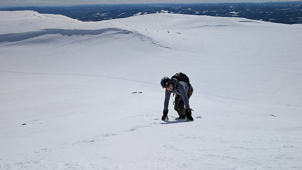Satt fra oss syklene lenger nede og gikk bratt opp på Spåtind Øst.......brattere enn det ser ut!!