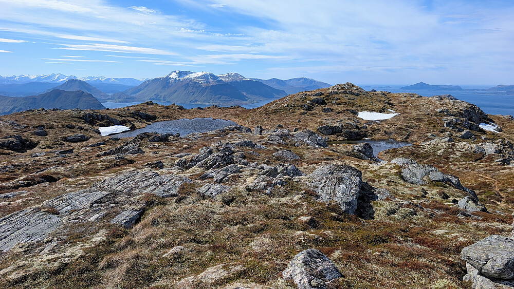 Oppe på Trollhesten. Utsikt mot Hellandshornet på andre siden av Romsdalsfjorden 