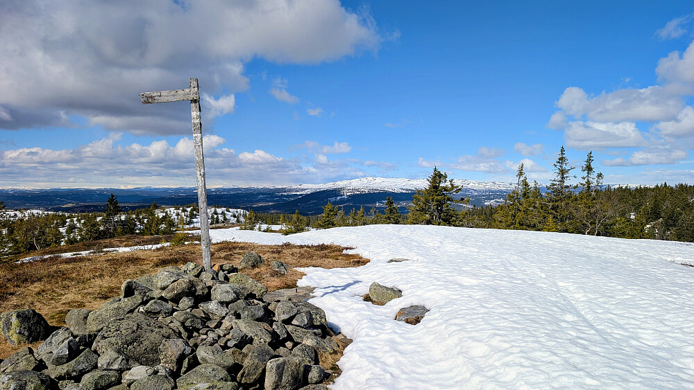Ved varden på Krokvassfjellet. Synnfjell langt bakenfor