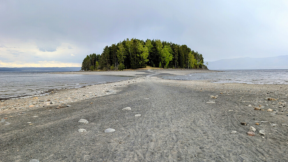 Snart slutt å gå tørrskodd ut til øya. Mjøsas vannstand ...på tabellen var idag 3,32m. Mangler vel nå kun 30cm...så er det igjen ei øy.